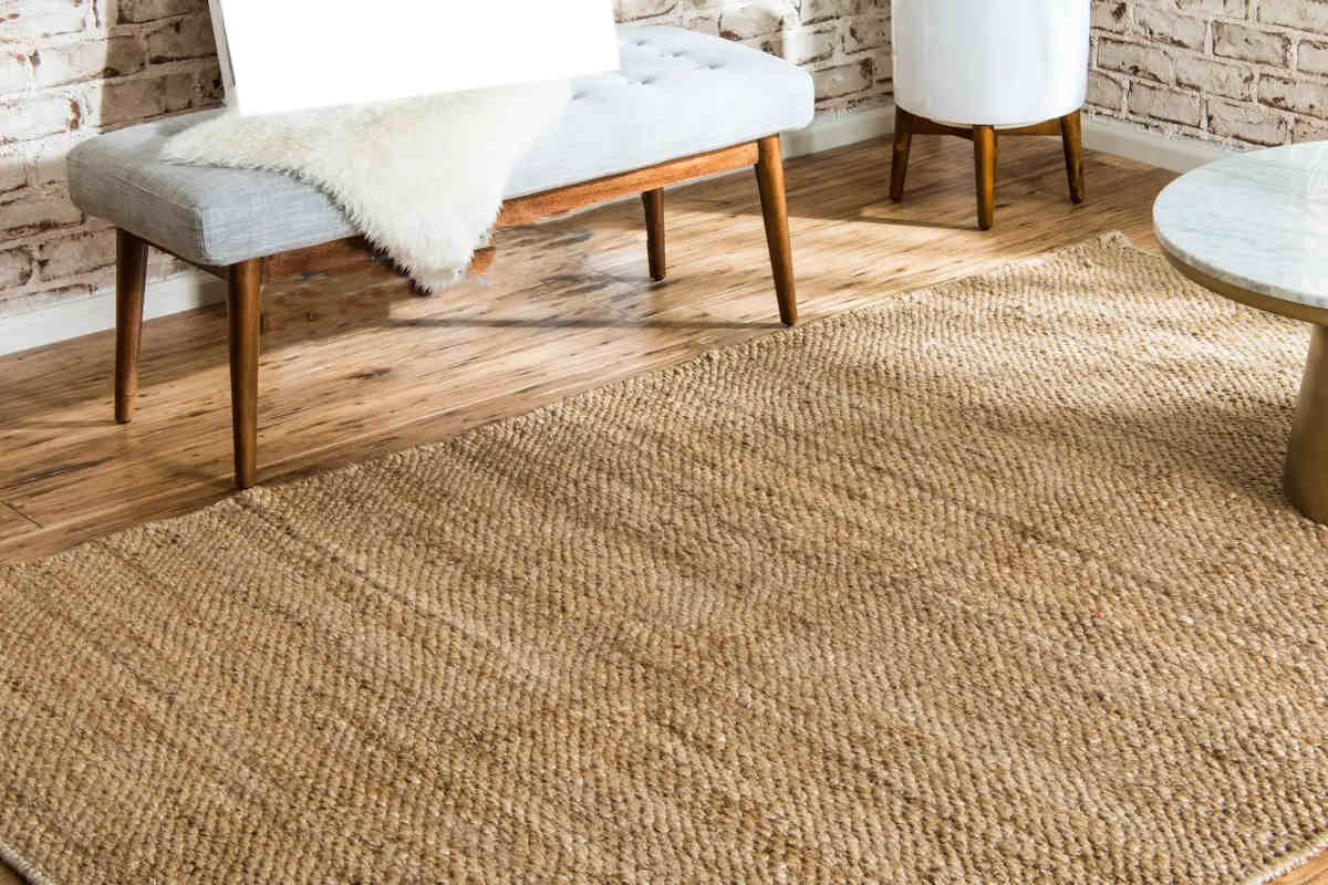 angolo di un soggiorno moderno con tappeto in iuta tra i materiali di tendenza