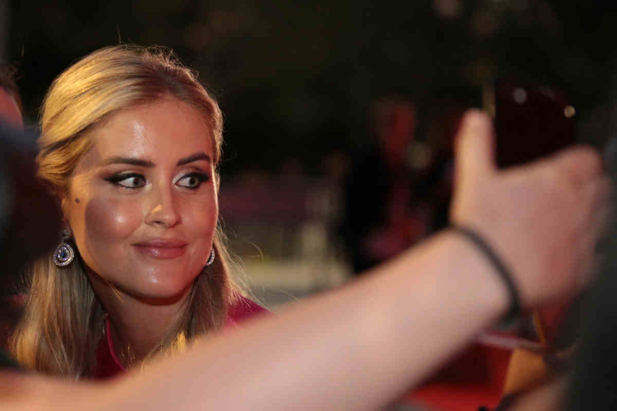 uno scatto di valentina ferragni mentre fa un selfie con una fan