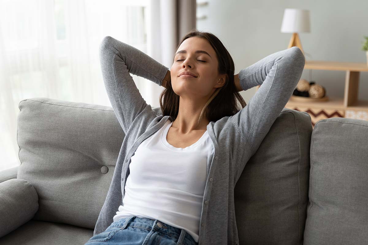 Ragazza che si rilassa sul divano di casa