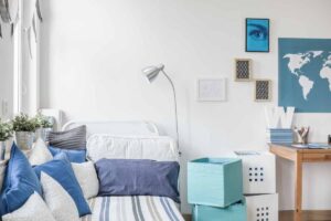 camera da letto di un ragazzo adolescente arredata con colori bianco e blu