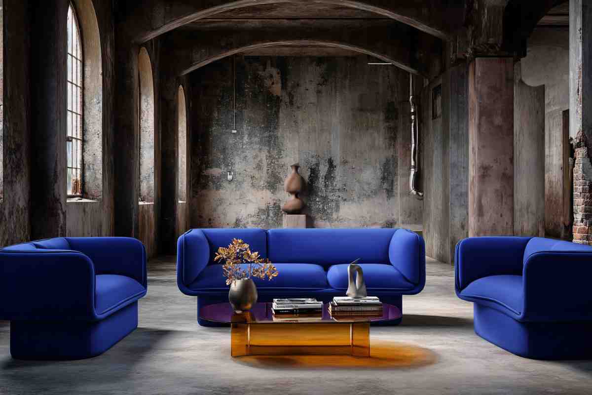 divano blu con poltrone in salotto