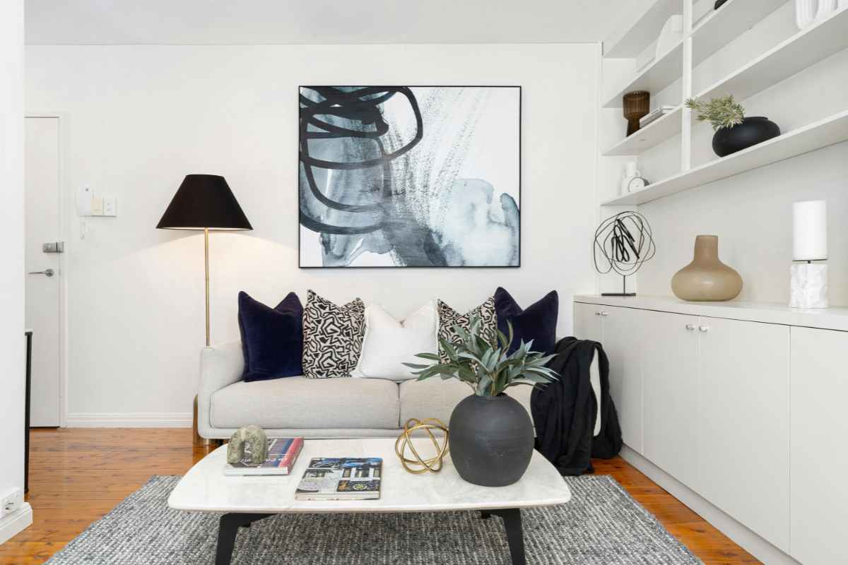 soggiorno con quadro astratto nei colori che richiamano gli arredi