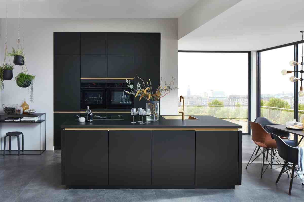 Cucina con isola di colore nero tra i modelli di tendenza