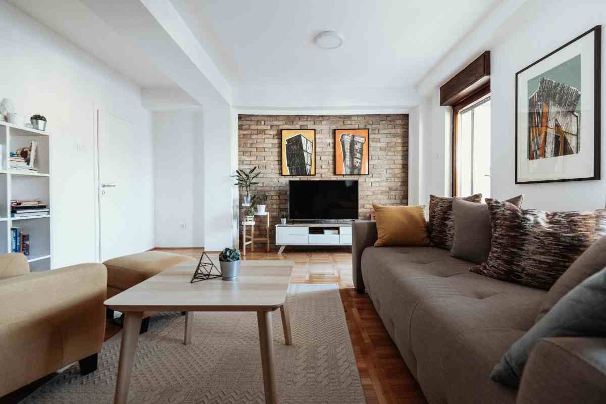 Esempio di come scegliere quadri per il soggiorno, soggetti moderni in ambiente contemporaneo