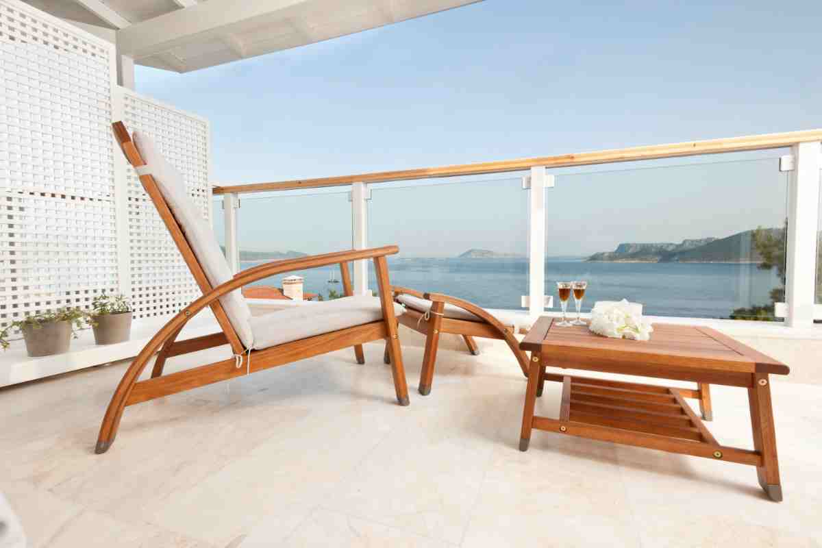 balcone di una casa al mare con arredi in legno