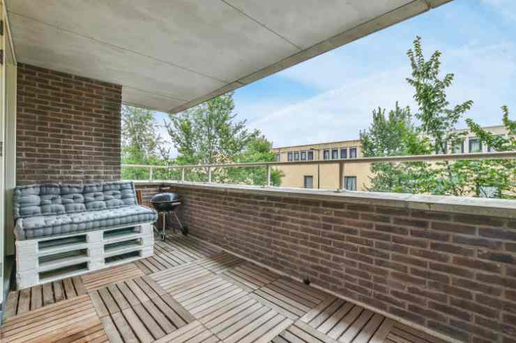 divanetto con pallet sul balcone