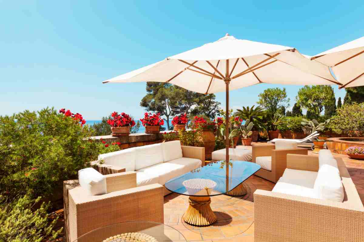 terrazza scoperta con salottino e ombrellone