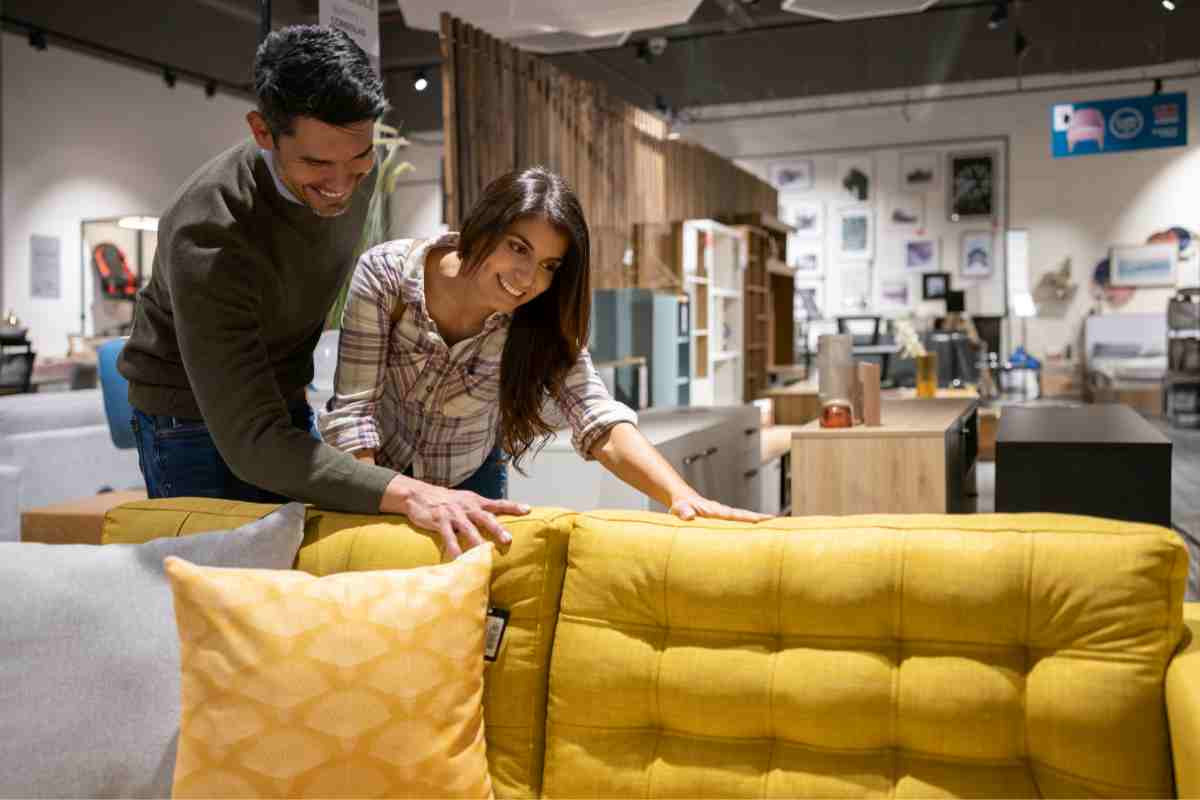 coppia sceglie tra i divani in esposizione quale comprare con il bonus
