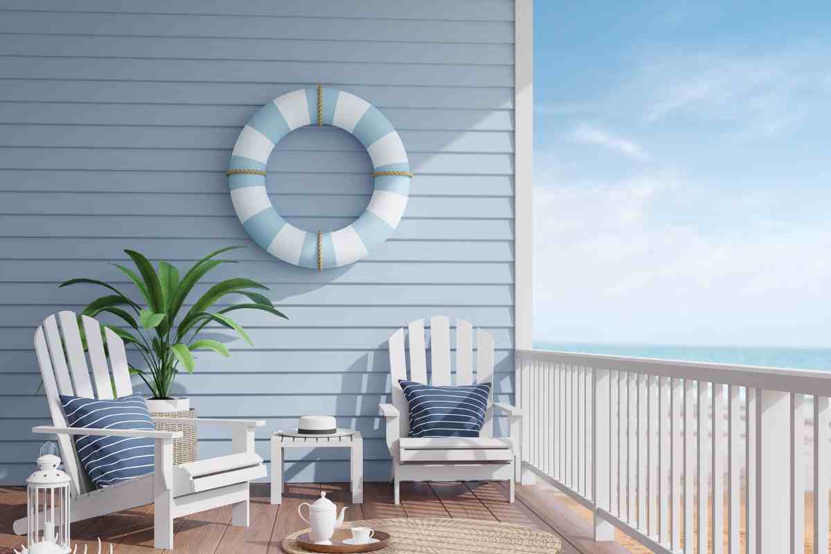 Decorazioni a tema marino sul terrazzo della casa al mare