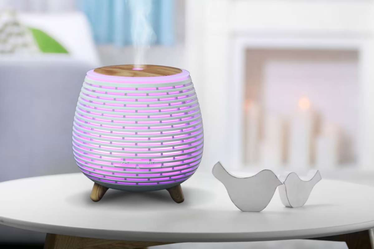uno dei Diffusori Maisons du Monde su un tavolino rotondo in soggiorno