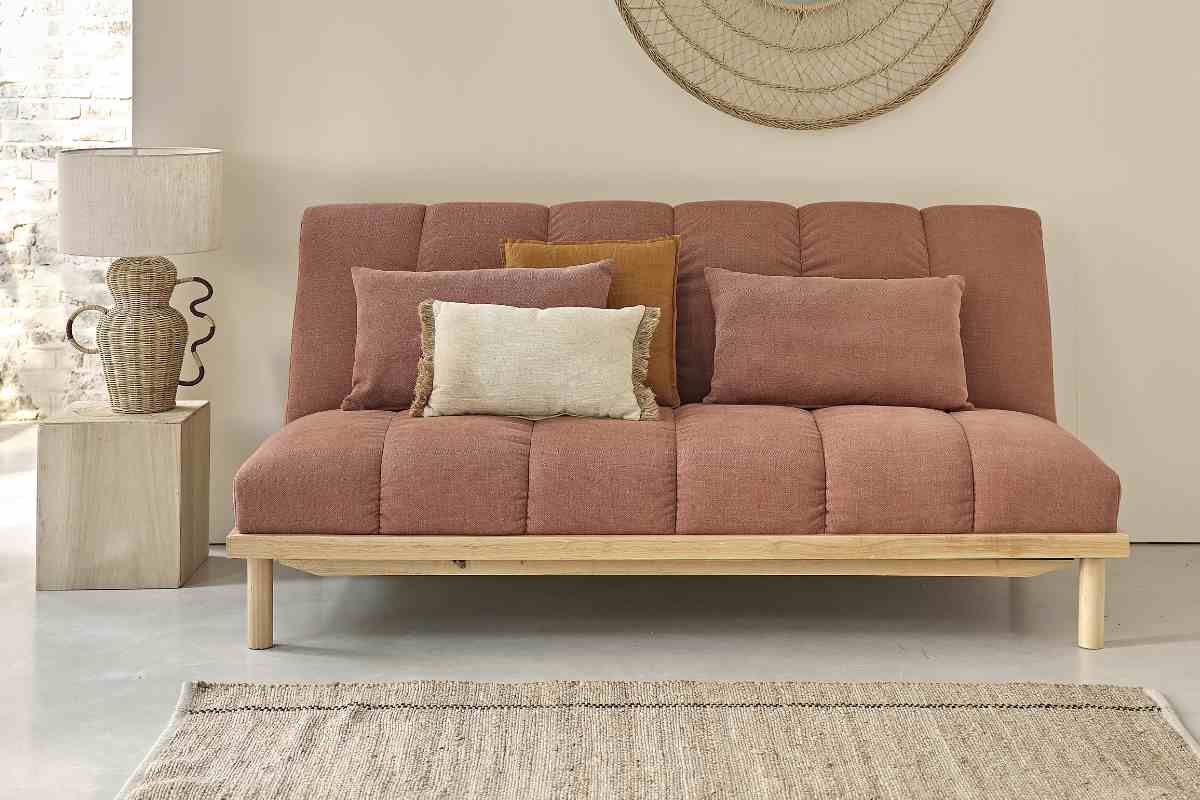 soggiorno con divano letto clic clac Wasabi di Maisons du Monde