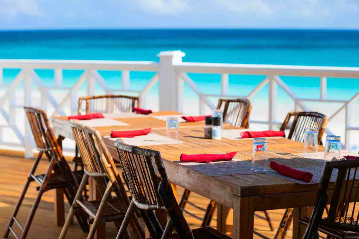 tavolo apparecchiato sul terrazzo della casa al mare