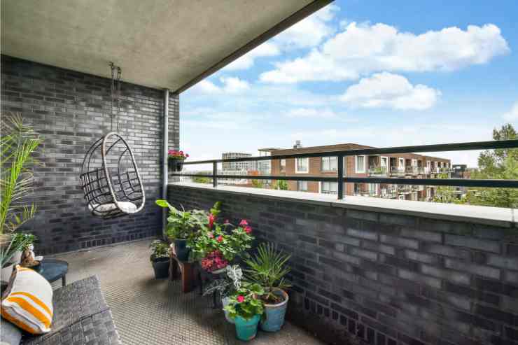 Poltrona sospesa al soffitto in balcone