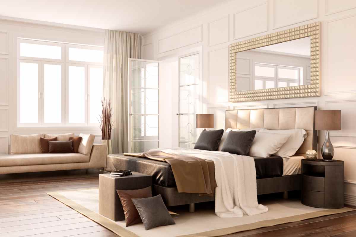 camera da letto confortevole con divano, pouf e cuscini