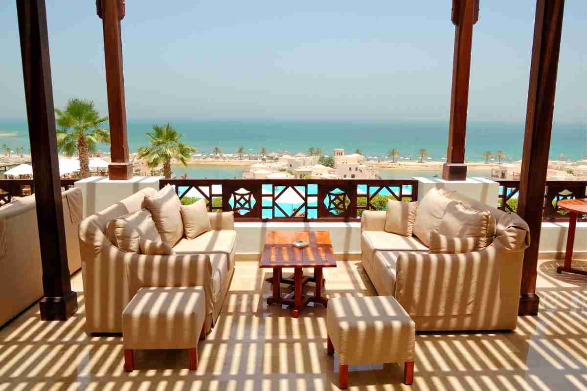 salottino sul terrazzo fronte mare