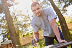 ragazzo crea un tavolo giardino fai da te