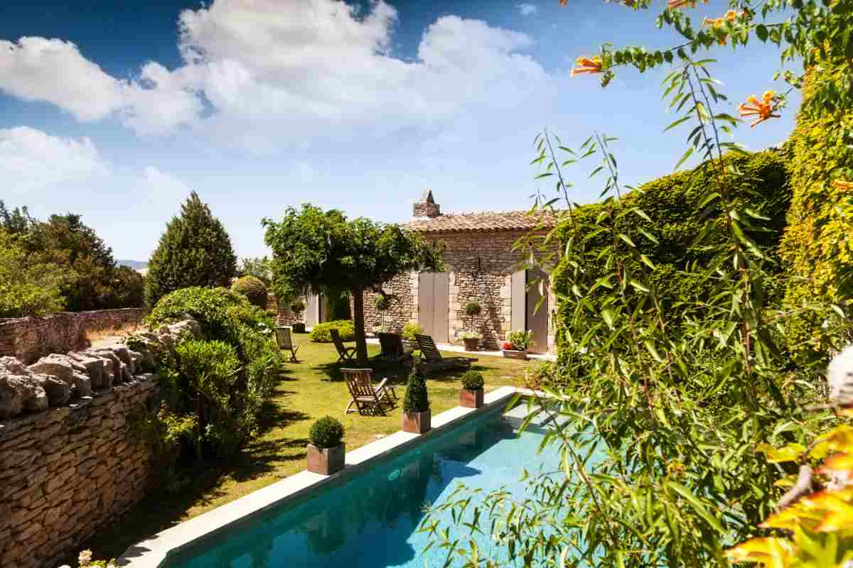 giardino provenzale moderno con piscina