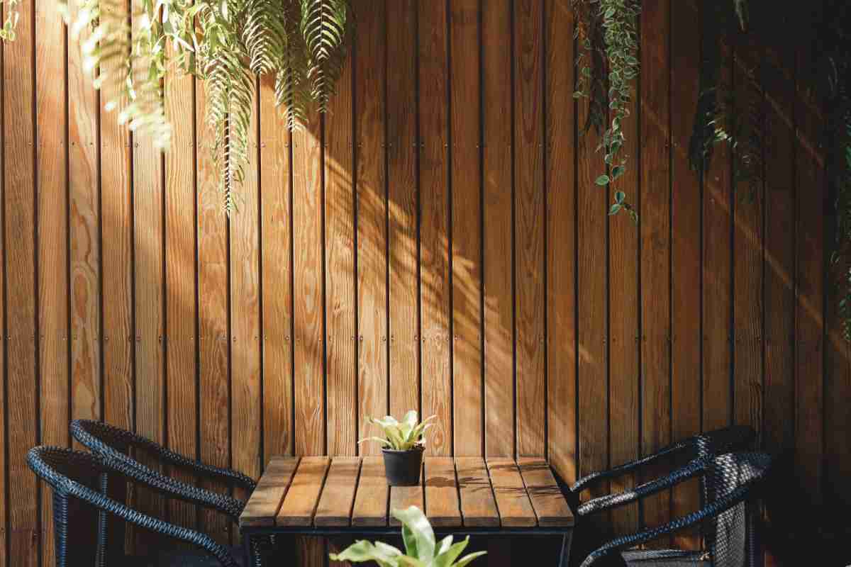esempio di come arredare il terrazzo in stile industriale con sedie e tavolino