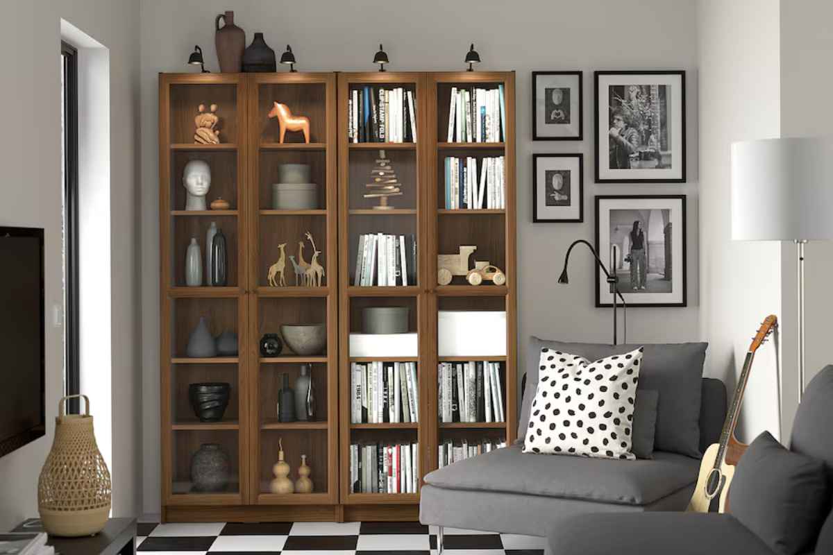 Esempio di come trasformare la vecchia libreria BILLY Ikea in una credenza con vetrine