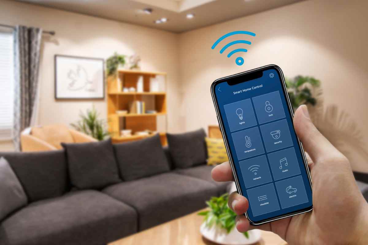 smartphone con app per controllare le tapparelle