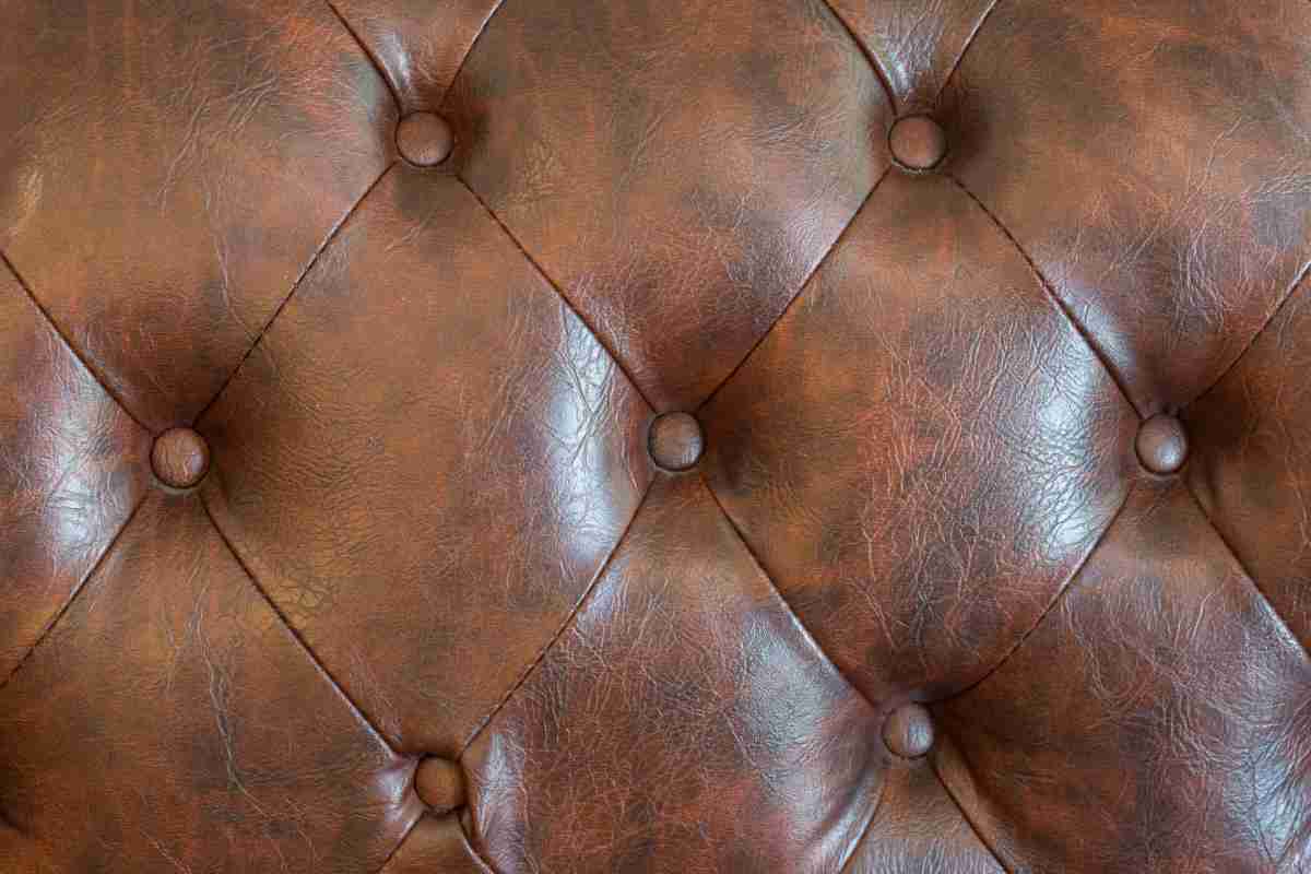 particolare di un divano in pelle screpolato