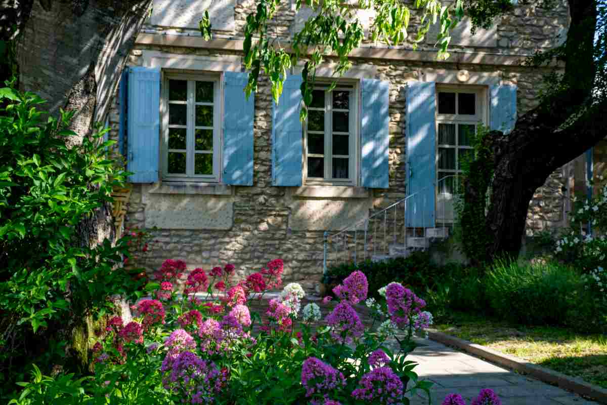Giardino provenzale con aiuole di fiori e zone ombreggiate