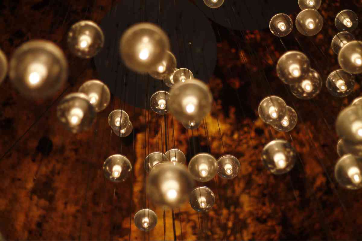 luci in bulbo pendenti dal soffitto per lluminazione di interni