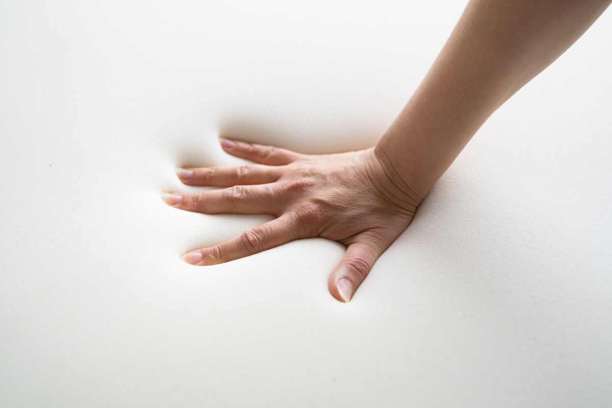 mano su materasso in memory foam