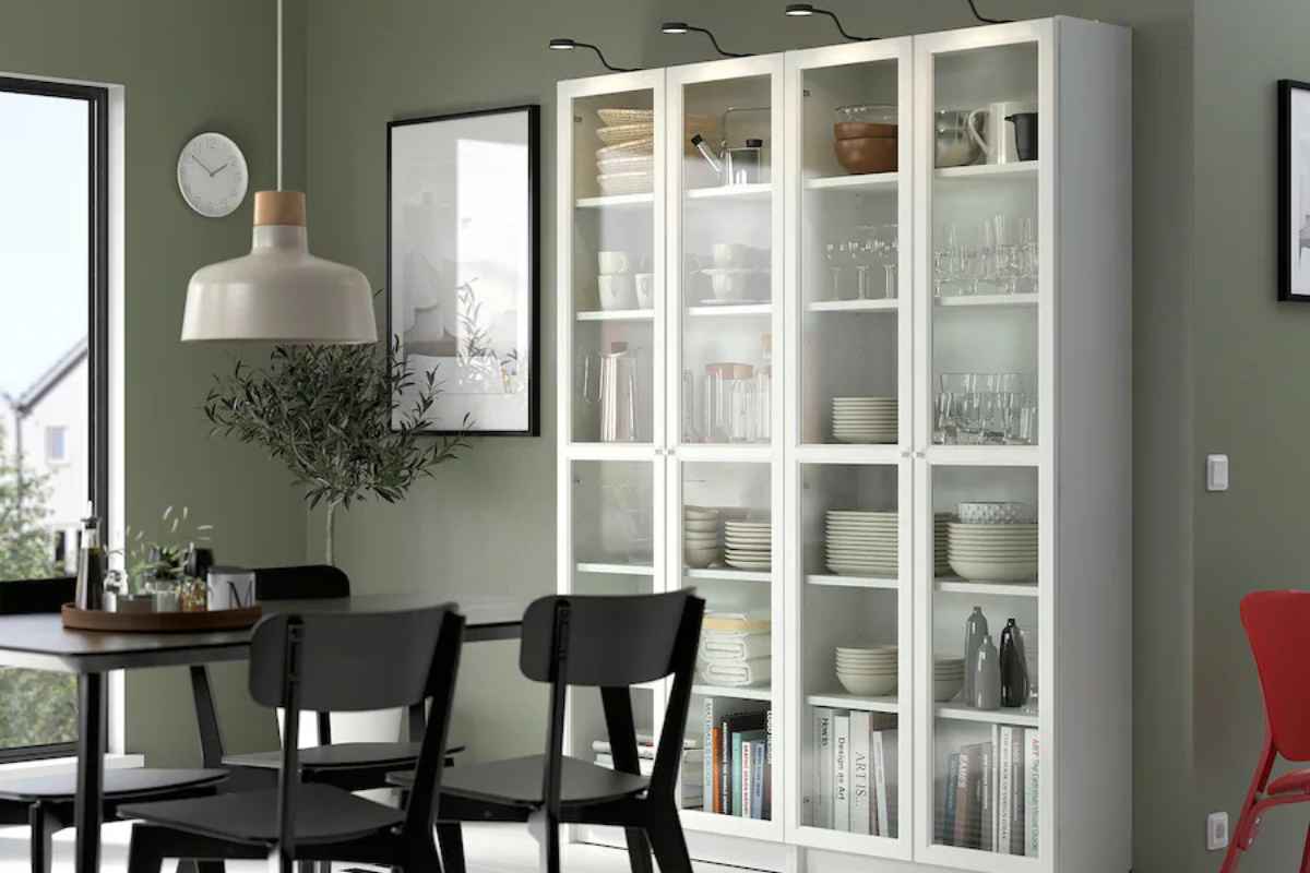 Libreria BILLY Ikea bianca trasformata in una credenza con le ante a vetro