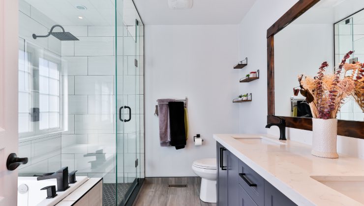 5 trucchi per rendere visivamente il tuo bagno più grande