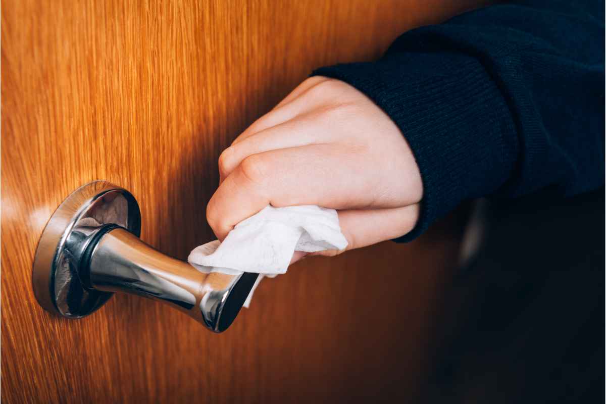 oggetti sporchi in casa - Igienizzare la maniglia della porta è importante