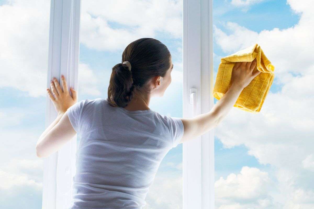 Usa questo su vetri, specchi, finestre e doccia: resteranno splendenti a lungo, senza muovere un dito