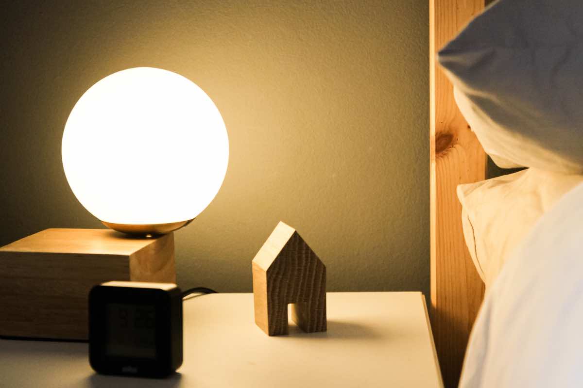 Usa le lampade da comodino per creare atmosfera in camera da letto