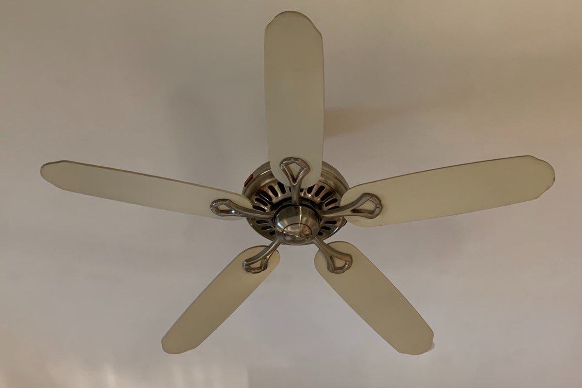 I vantaggi di avere un ventilatore da soffitto
