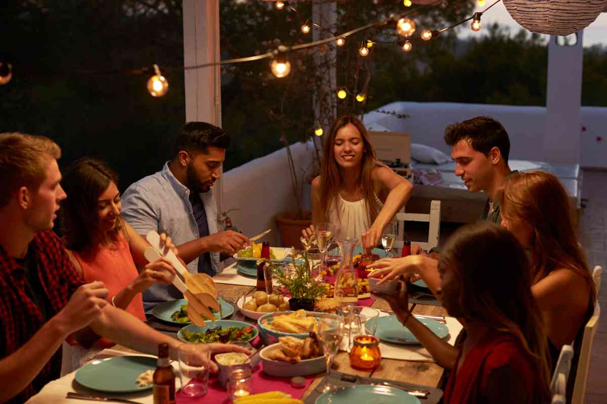 decorare la tavola per la cena in terrazzo