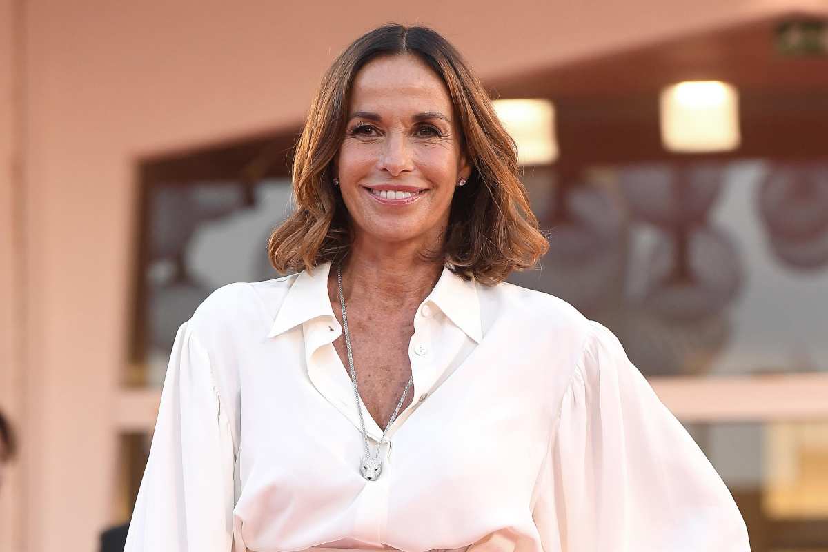 Le scarpe che pensavi di buttare sono di gran moda: usale come fa Cristina Parodi