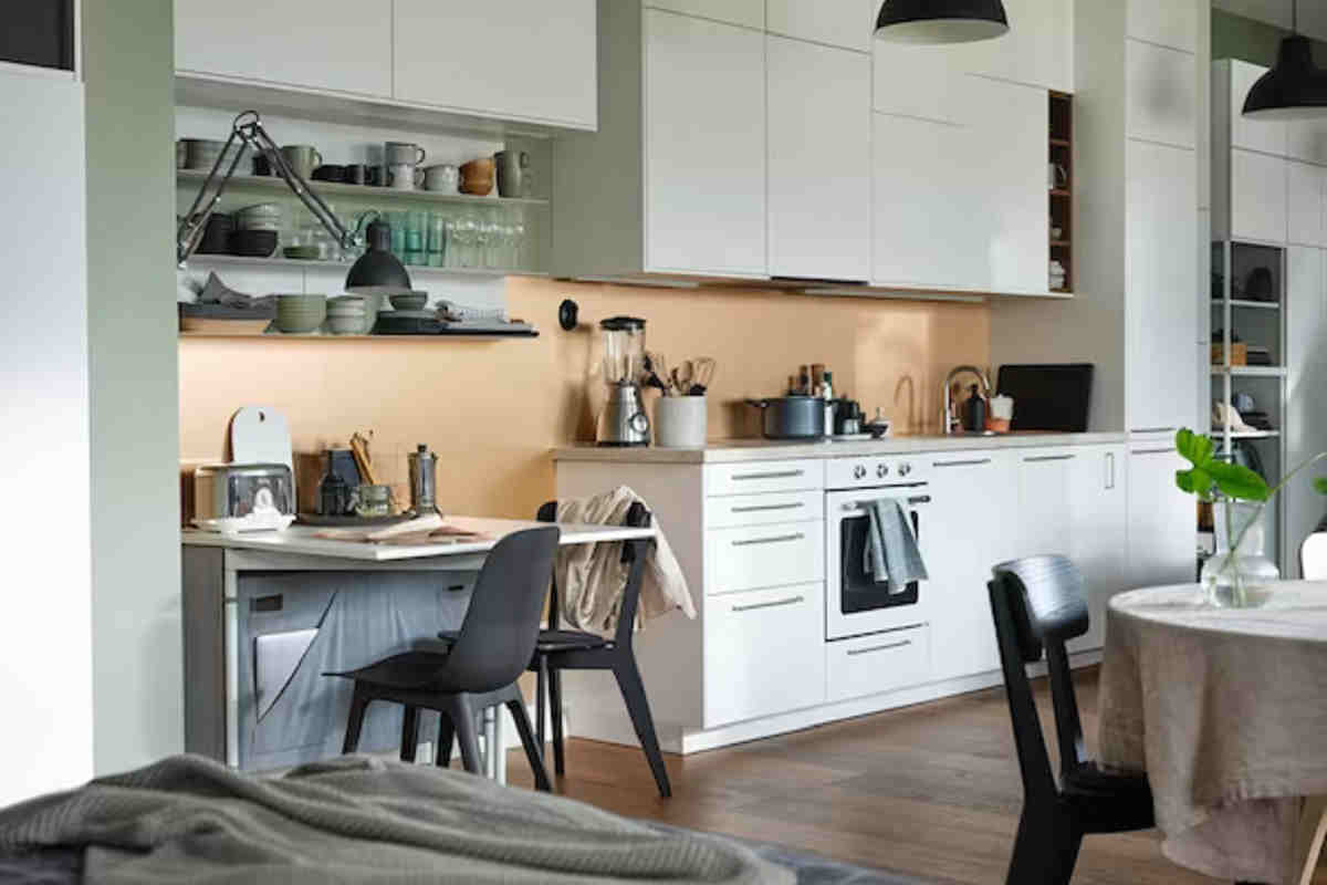Questa cucina Ikea occupa pochissimo spazio e costa meno di 1000 euro (ottima idea per casa vacanze)