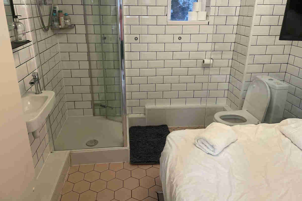 Letto in bagno alloggio Airbnb