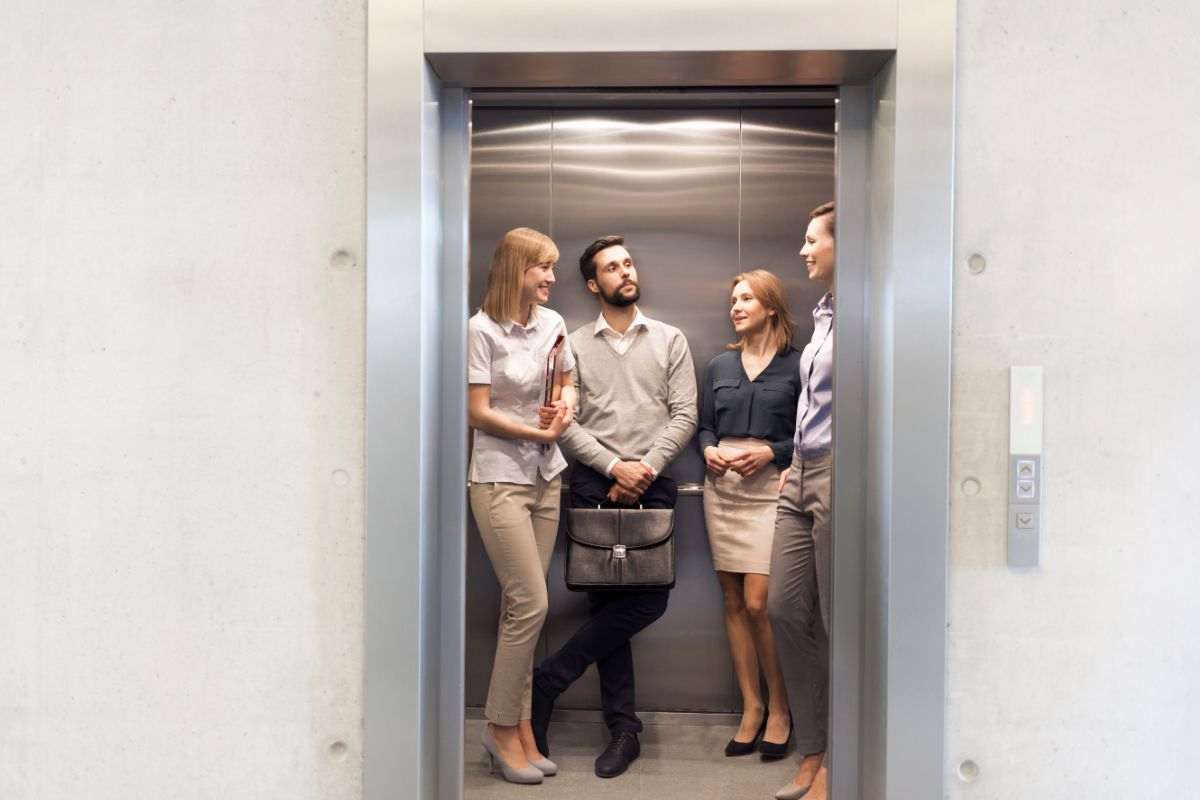 Buone maniere in ascensore