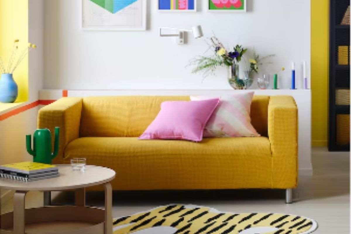 Un tocco di colore alla casa con il divano Ikea giallo (il prezzo è molto conveniente)