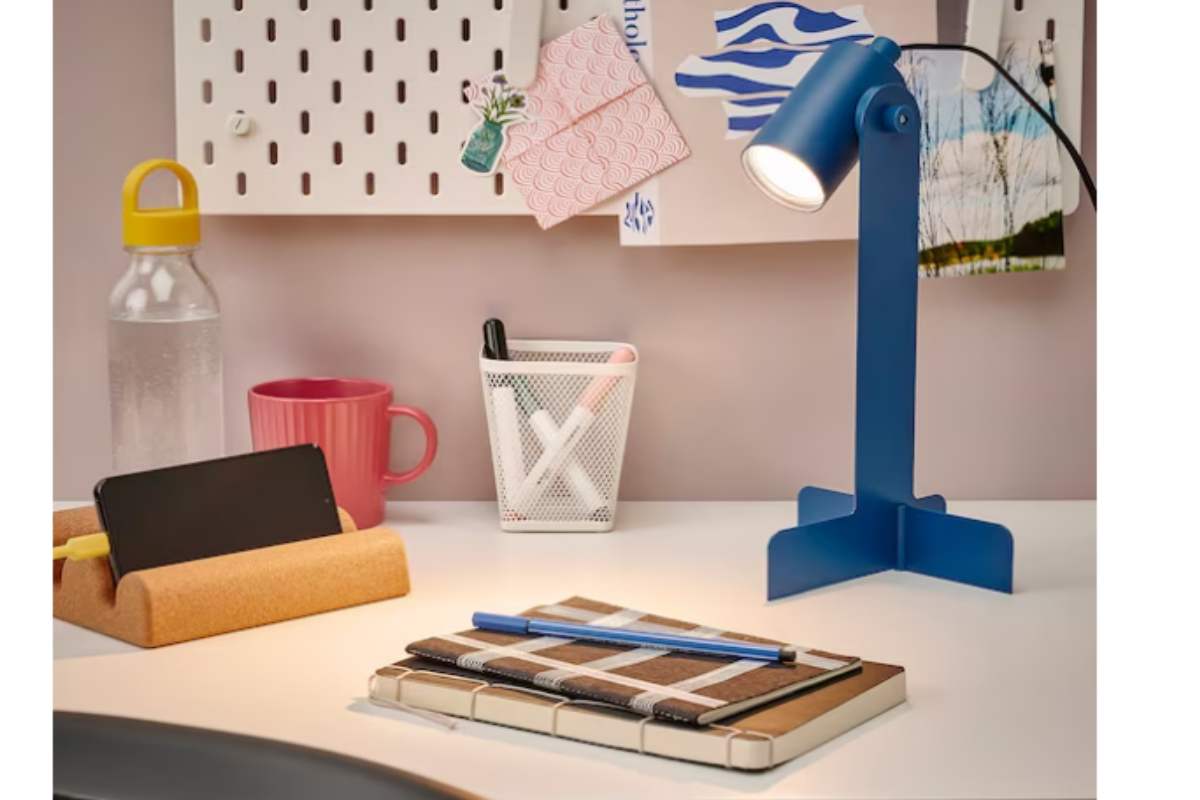 Lampada Ikea perfetta per lo studio o il lavoro notturno ameno di 9 euro 