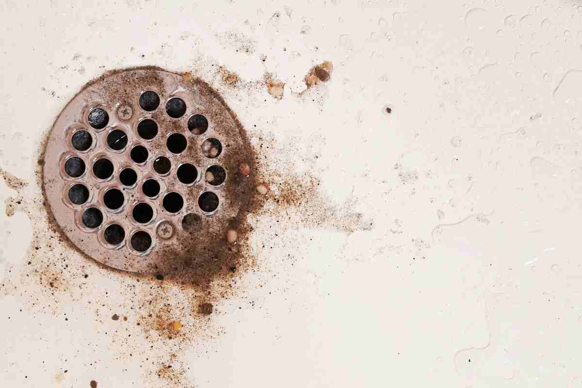 Come togliere la scarico della doccia pieno di sabbia e piccole pietre