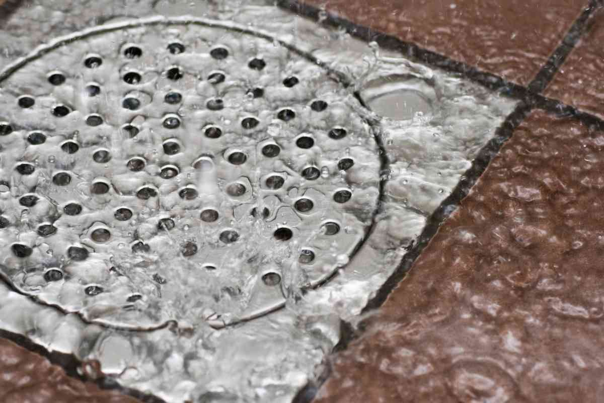 scarico della doccia pulito dopo aver eliminato la sabbia