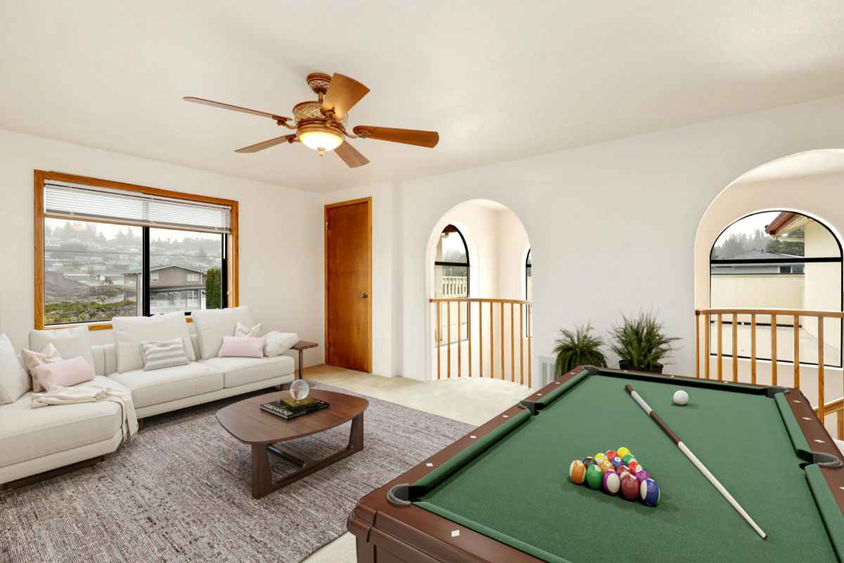 Sala biliardo con un divano e un tavolino