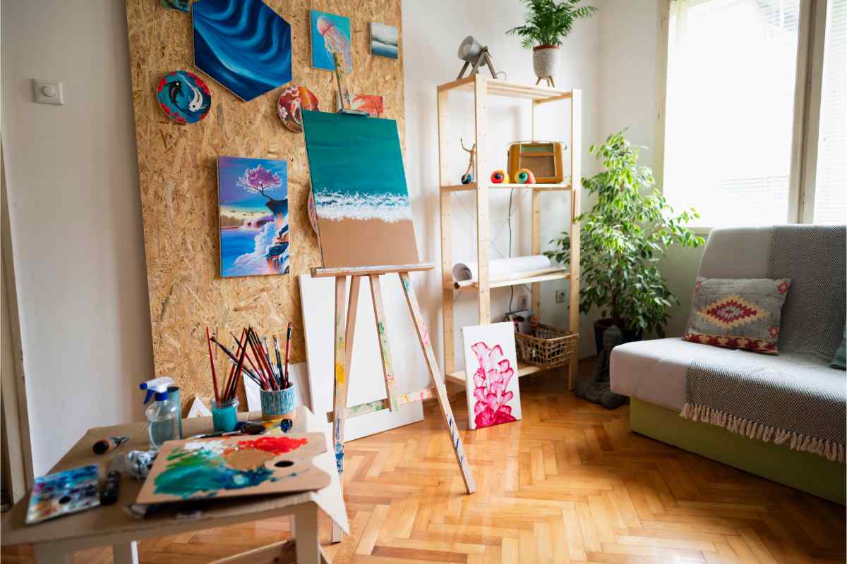 Sala pittura con cavalletto, tela, tavolozza, pennelli e colori