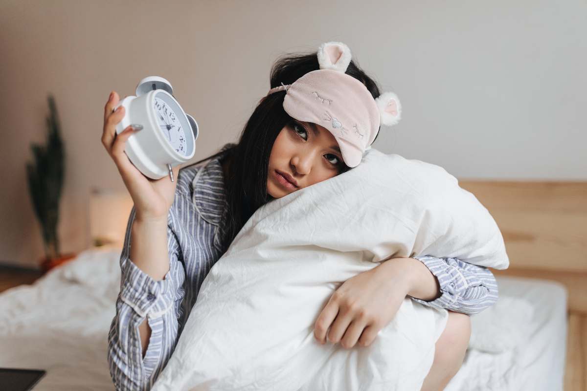 Sei stanco, ma non riesci a dormire: i 6 motivi per cui ciò accade