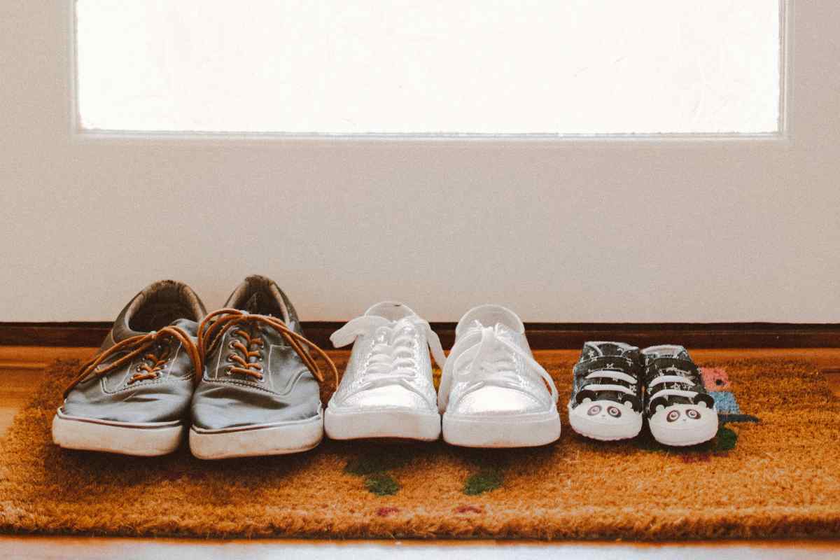 Perché dovresti sempre toglierti le scarpe prima di entrare in casa