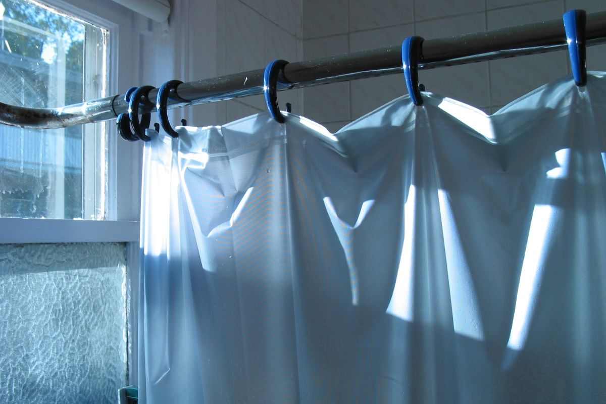 Non buttare la tenda della doccia: puliscila così e torna come nuova