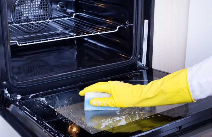Pulire il forno pieni di batteri senza smontarlo