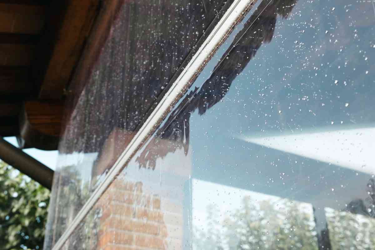 Tenda a caduta in PVC trasparente per proteggere la veranda dai nubifragi